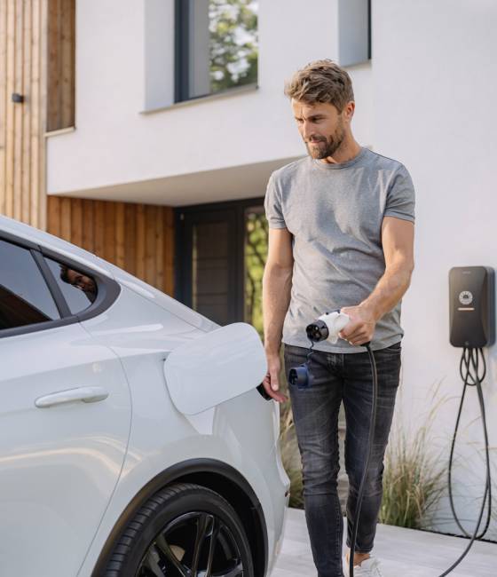 Firefly_casa moderna com carregador de veiculo eléctrico com pessoa a iniciar o processo de c 427098 (1) copiar